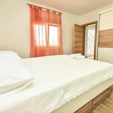 Oasis Tinj Villa *