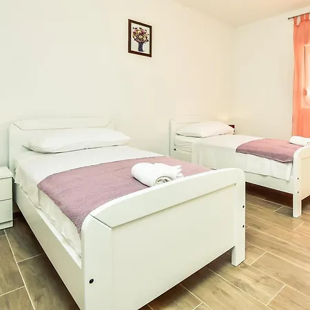 Oasis Tinj Biograd Na Moru