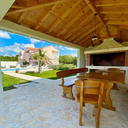 Oasis Tinj Villa *