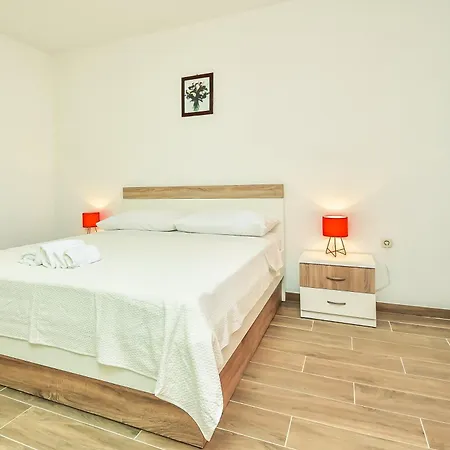Villa Oasis Tinj - Happy
