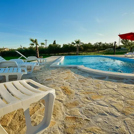Villa Oasis Tinj - Happy