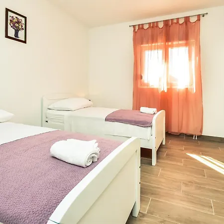 Villa Oasis Tinj - Happy
